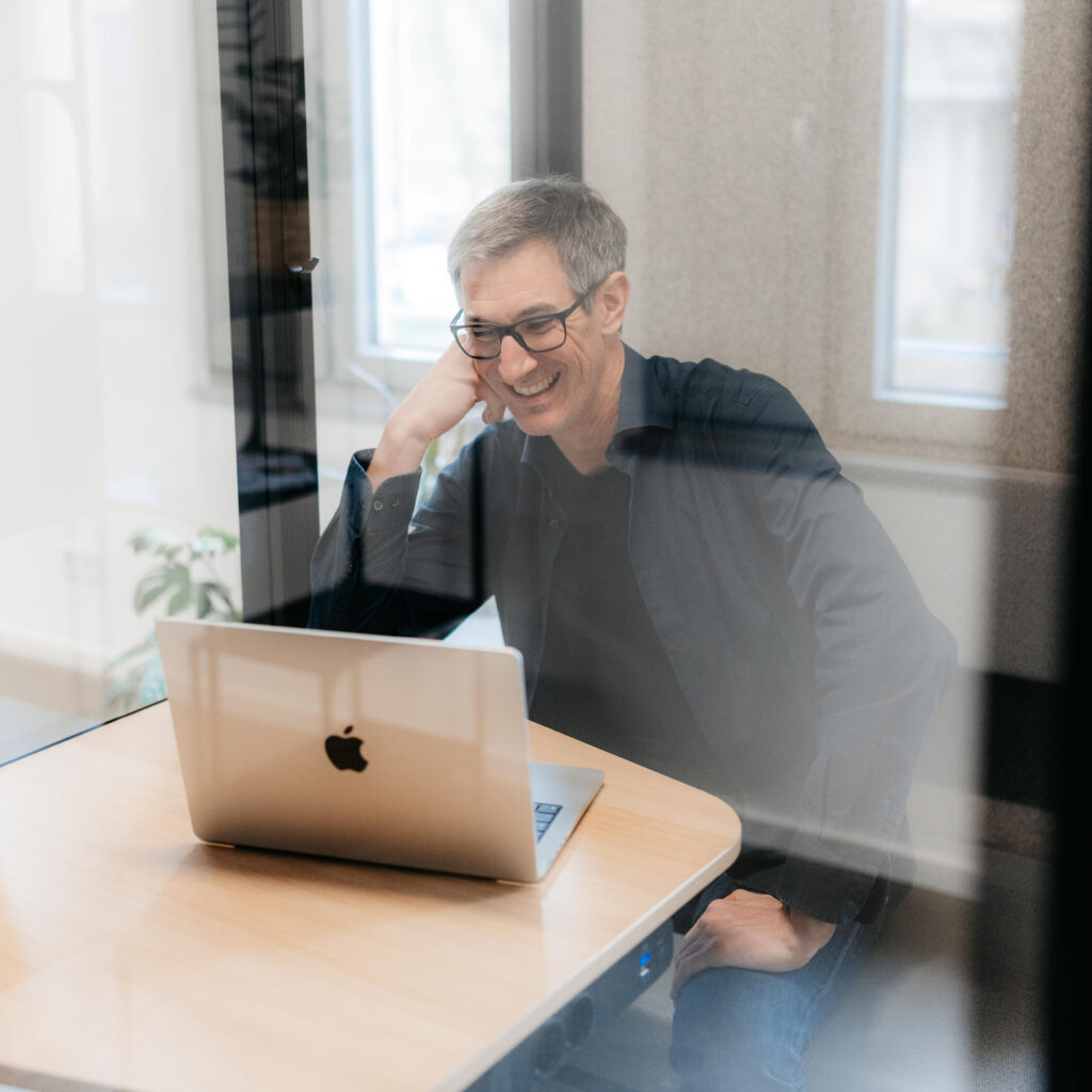 Patric während einer Besprechung am Laptop